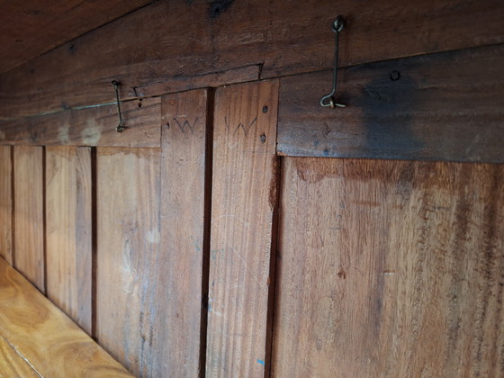 Image 1 of In Sri Lanka hergestellter Vitrinenschrank aus Holz