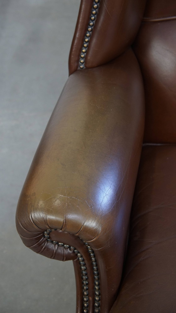 Image 1 of Grote Donkerbruine Gladde Rundleren Chesterfield Oorfauteuil