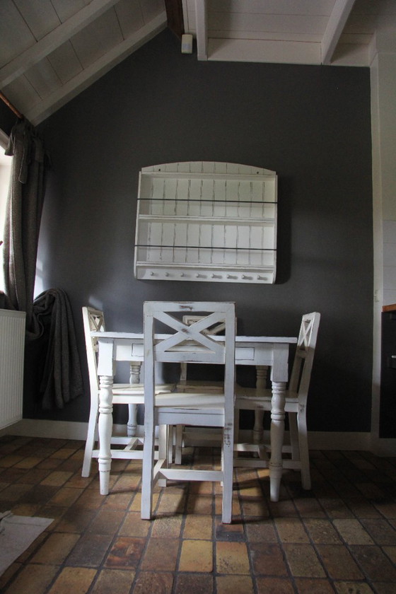 Image 1 of fa Flamant un conjunto de cocina blanco decapado, 4 sillas, una mesa y un estante de pared