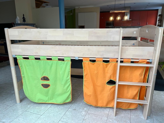 Image 1 of Lit enfant bas (haut) en bois de hêtre naturel, avec escalier et rideaux colorés