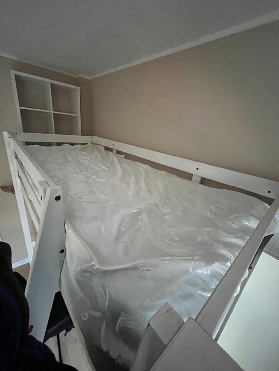 Image 1 of Cama alta de madera blanca para una persona