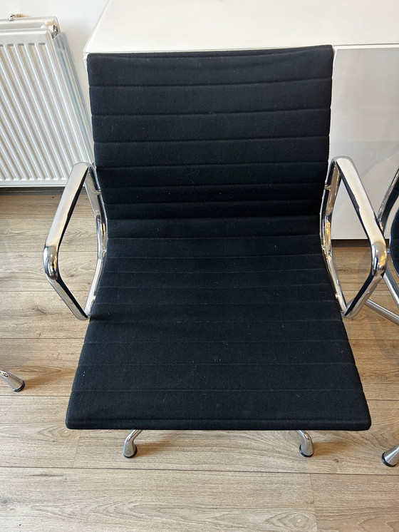 Image 1 of Vitra Eames 108 Hopzak Dry Stoelen. Der Preis ist pro Stück