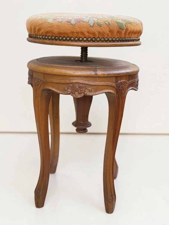 Sgabello da pianoforte girevole a vite, stile Luigi XV, in noce. – Sgabelli, Wood (photo 5 of 9)
