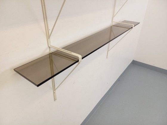 Image 1 of Grande étagère murale vintage en verre fumé et métal blanc style String Tomado des années 60