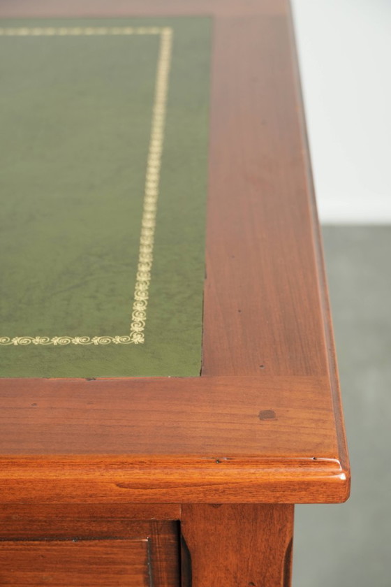Sierlijk bureau in Engelse stijl met een groen leren blad met prachtige goudkleurige details en vijf lades (photo 12 of 14)