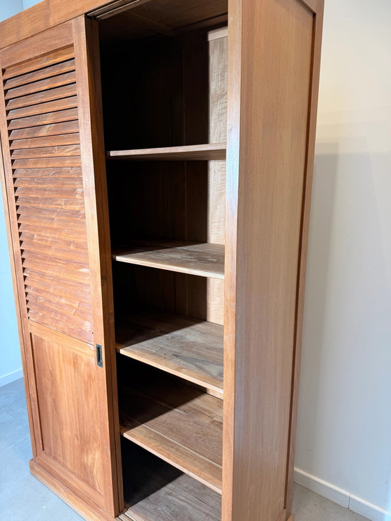 Teak Kleiderschrank mit Lamellen-Schiebetüren – Schränke (photo 2 of 6)