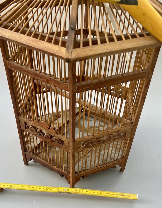 Image 1 of Dekorativer handgefertigter Vogelkäfig mit Holzvogel – Asien, ca. 1950er–1960er Jahre