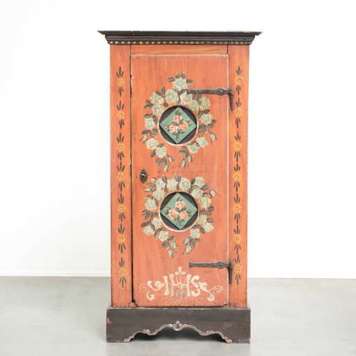 Einzigartiger antiker österreichischer handbemalter Brautschrank mit schöner Patina und funktionierendem Schloss