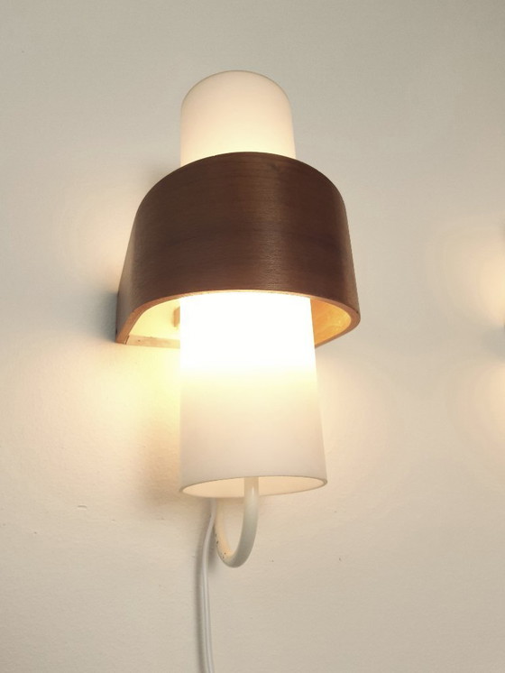 Image 1 of 1 van 2 Louis Kalff wandlampen, NX40 Philips wandlamp, matglazen mcm wandlamp