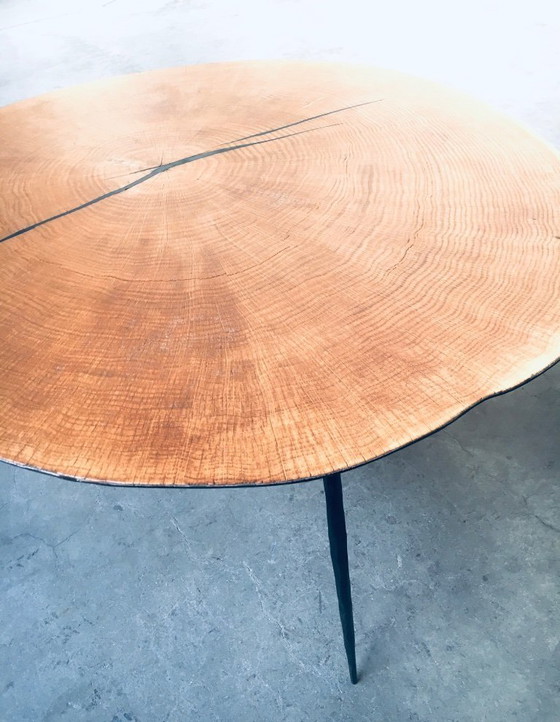 Image 1 of Mesa de centro de diseño moderno, delgada, de metal con tablero chapado en madera.