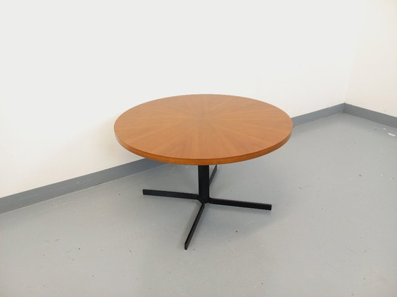 Image 1 of Grande table basse ronde style scandinave vintage modulable en table à manger “monte et baisse”, en teck et métal noir