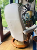Fauteuil Stressless d'Ekornes, modèle Consul Classic, avec repose-pieds inclus.