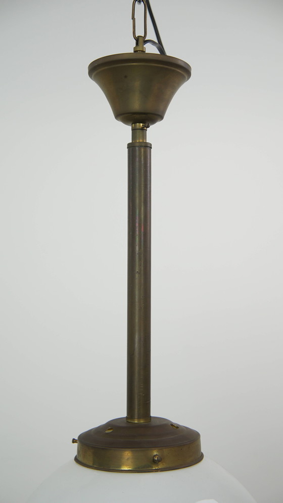 Image 1 of Lampada a sospensione/soffitto vintage a forma di sfera di vetro realizzata in vetro opalino in stile Art Déco