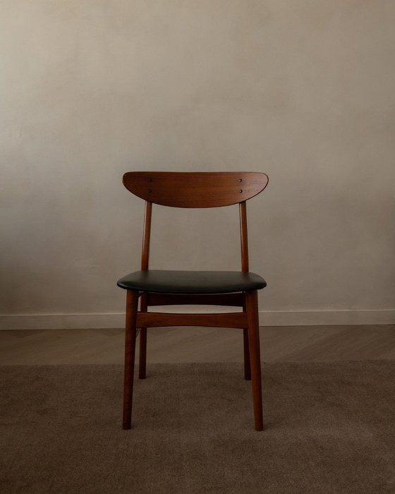 Image 1 of Ensemble de 6 chaises de salle à manger danoises vintage du milieu du XXe siècle · Teck et Skai noir