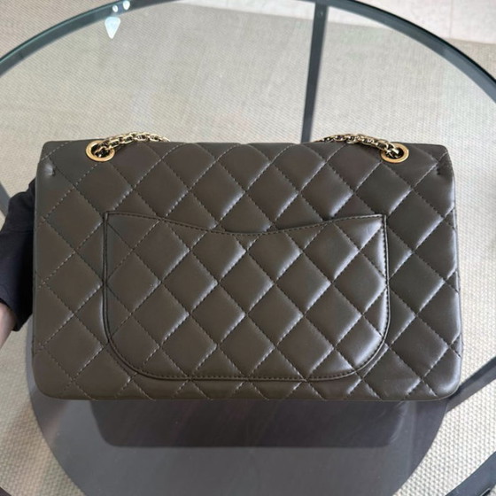 Image 1 of Chanel 2.55 Reissue 226 - Pelle di vitello trapuntata invecchiata, verde militare scuro, hardware dorato, serie 13