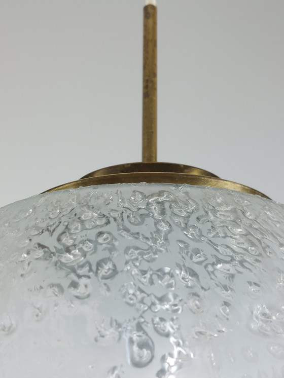 Image 1 of Lampada a sospensione vintage in vetro ghiacciato di metà secolo Doria in ottone