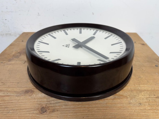 Image 1 of Industriële bakelieten fabriekswandklok van Pragotron, jaren 60
