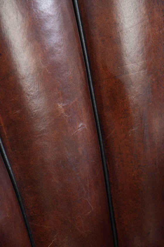 Fauteuil confortable en peau de mouton au design unique, orné d'un passepoil noir. – Leather (photo 11 of 15)