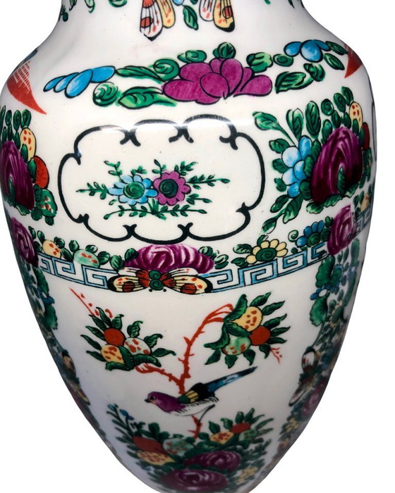 Image 1 of Jarrón de porcelana de estilo chino antiguo con decoración floral y de pájaros.