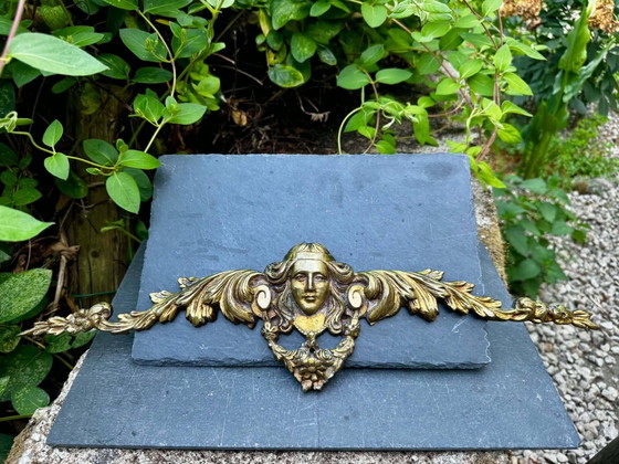 Gran frontón de bronce con cariátides Art Nouveau. – Objetos decorativos, Bronze (photo 4 of 4)