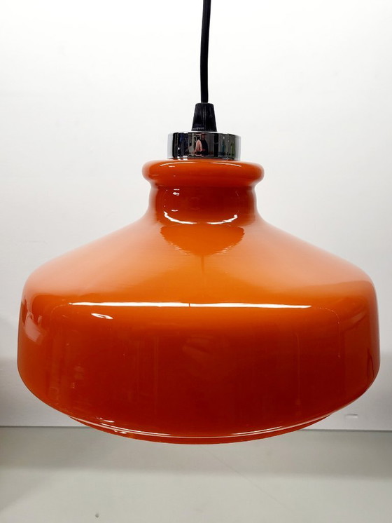 Image 1 of Lampada a sospensione vintage in vetro opalino arancione con finitura cromata, anni '60