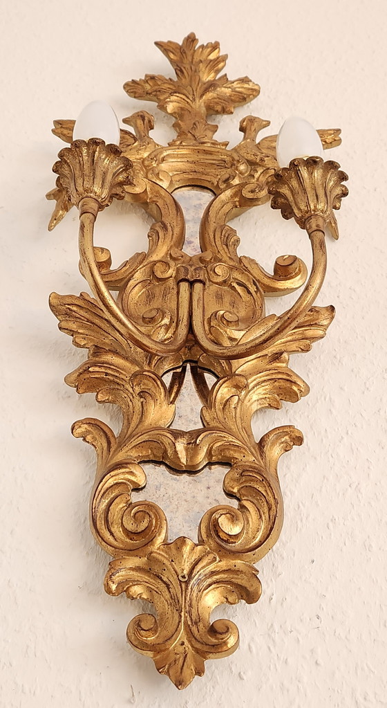 Lámparas de pared antiguas estilo rocalla, madera dorada con pan de oro, placas de espejo antiguas (photo 16 of 18)