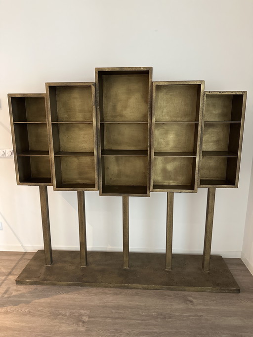 Œuvre d'art / armoire murale en métal doré