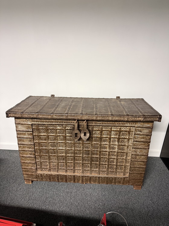 Image 1 of Houten Kist met Metalen Beslag - Uniek Stuk