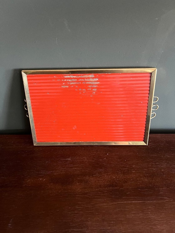 Image 1 of Vassoio rettangolare di metà secolo in vetro nero con motivo a rombi dorati 1950 ca.