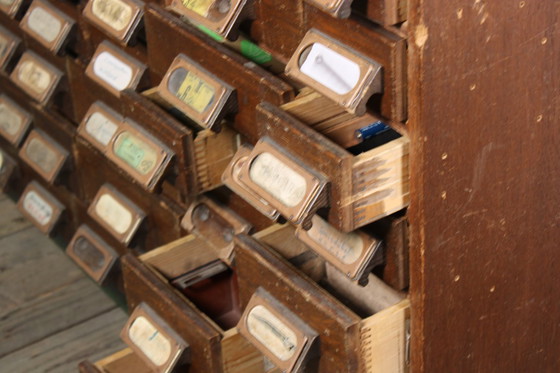 Image 1 of Antieke industriële apothekerskast • Vintage hout en metaal