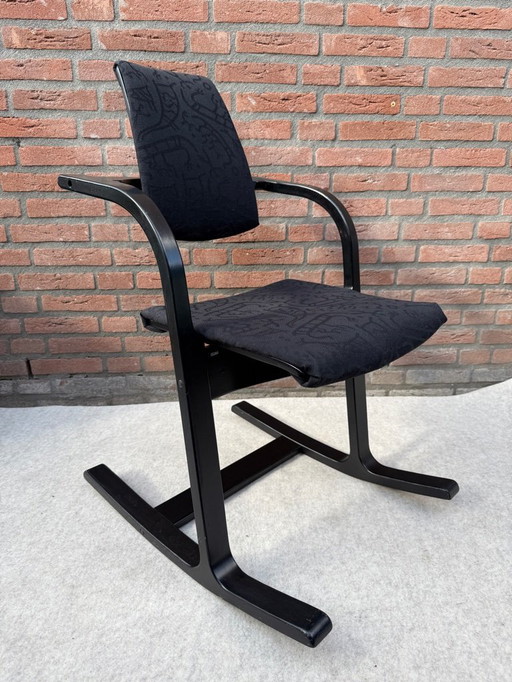 Peter Opsvik - Stokke - Actulum - Ergonomisch gevormde schommelstoel - Zwarte bekleding en houten frame