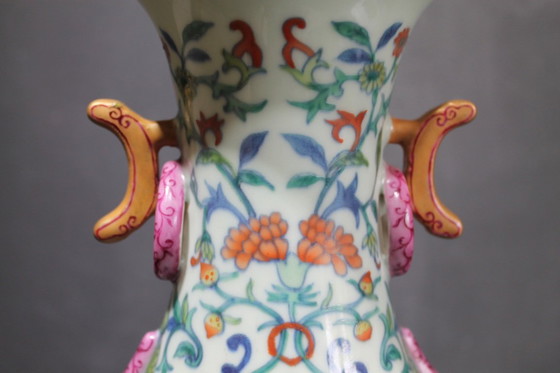 Image 1 of Vaso cinese a balaustra in celadon decorato a mano con marchio di sigillo