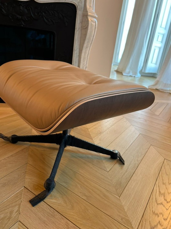 Vitra Eames Lounge Chair & Ottoman Nieuw – Klassiek Model – Notenhout en Premium Oker Leer (Verzegeld) (photo 11 of 15)