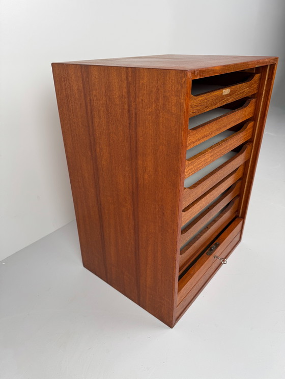Image 1 of Mobile archivio danese vintage con anta a tamburo – Contenitore compatto in teak