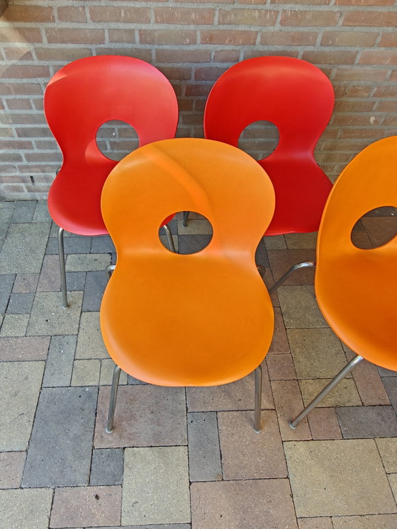 Silla apilable Rexite Olivia de 4 patas, 4 piezas, diseño de Raul Barbieri, naranja y rojo. (photo 3 of 11)