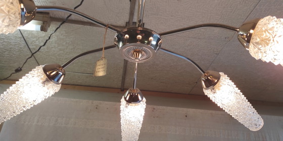 Image 1 of Lampadario a sei luci in metallo placcato oro con paralumi a tulipano in vetro - anni '50/'60