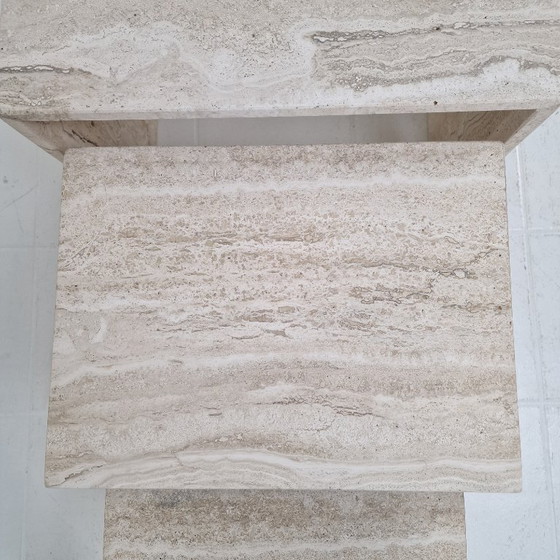 Image 1 of Italienische Beistelltische aus Travertin mit Rillenmuster aus den 1980er Jahren – 3er-Set