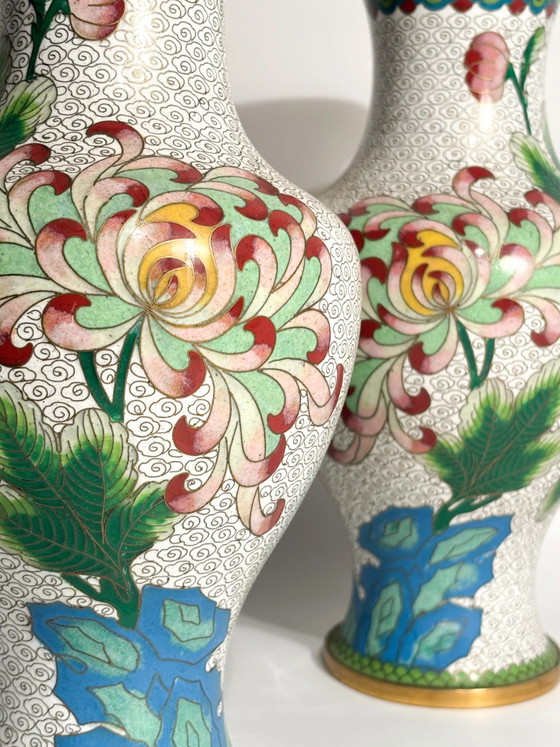 Pair of Chinese Cloisonné Vases with Floral and Hummingbird Motifs, 1950s – Metal (photo 10 of 15)