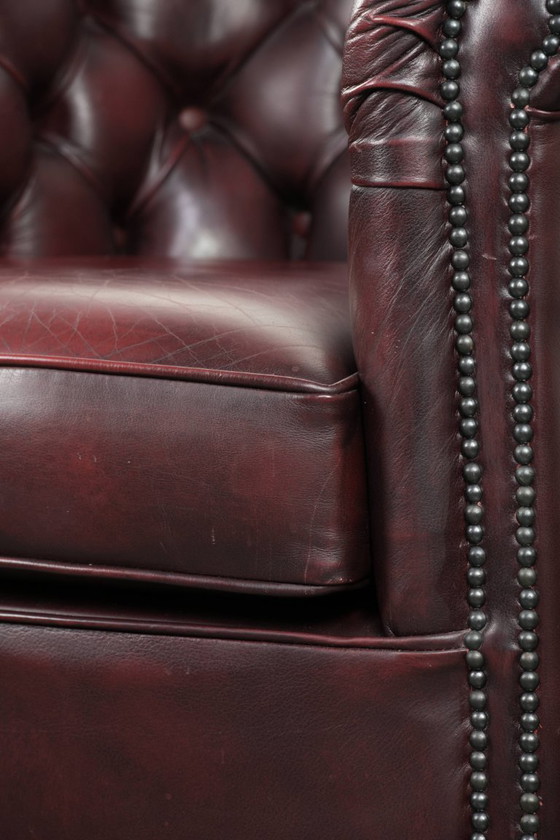 Prachtige rundleren chesterfield clubfauteuil in een schitterende rode kleur in klassieke Engelse stijl (photo 11 of 13)