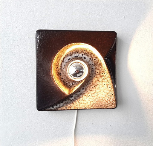1 van 2 Keramieken aardewerken vintage wandlampen in bruintinten, west germany fat lava stijl, keramische wandlamp, space age la