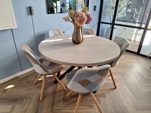 1x Table ronde Du Sud avec plateau en béton 130x4cm