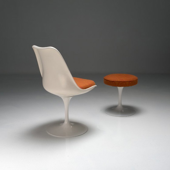 Image 1 of Silla Tulip modelo 151 y taburete modelo 152 de Eero Saarinen para Knoll