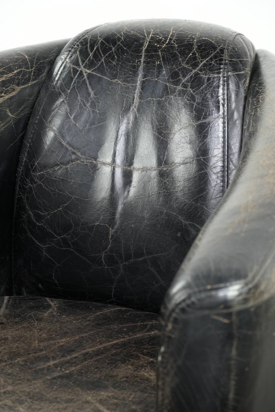 Image 1 of Zwarte vintage rundleren Aviator design fauteuil met een karaktervolle uitstraling