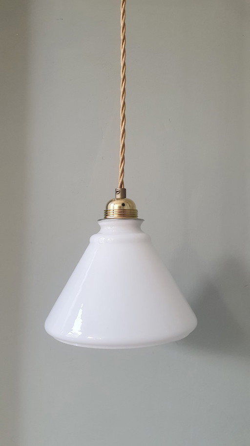 Suspension vintage en verre opalin blanc de forme en entonnoir décorative