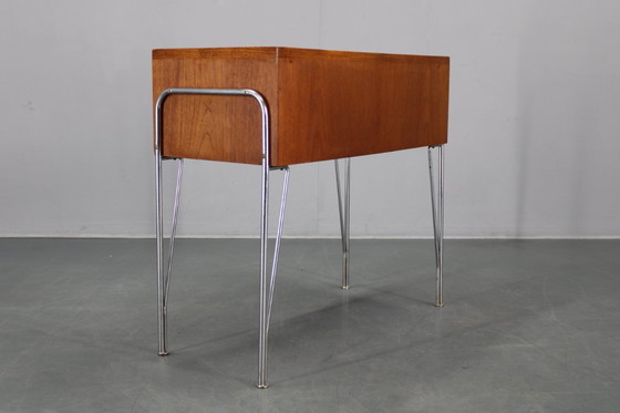 Image 1 of 1960er Jahre Dänischer Teak Regalschrank mit verchromten Beinen