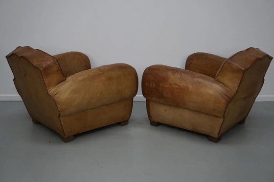 Image 1 of Ein Paar französischer cognacfarbener Ledersessel mit schnurrbartförmigen Rückenlehnen, 1940er Jahre