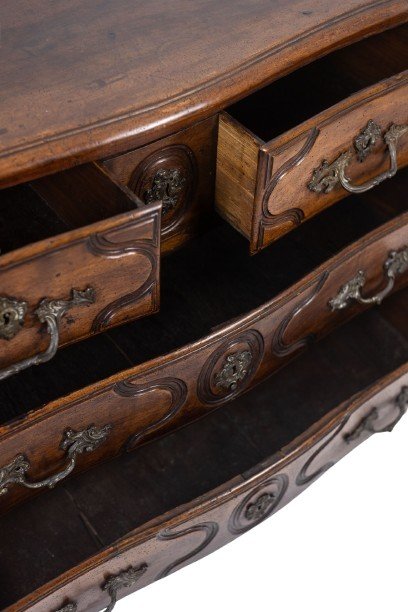 Parijse commode met 5 laden, van massief walnotenhout, uit de Lodewijk XIV-periode. – H.E., Ladekasten, Wood (photo 7 of 11)