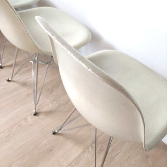 Image 1 of Vintage set van 4 fiberglas eetkamerstoelen van Eames - Herman Miller