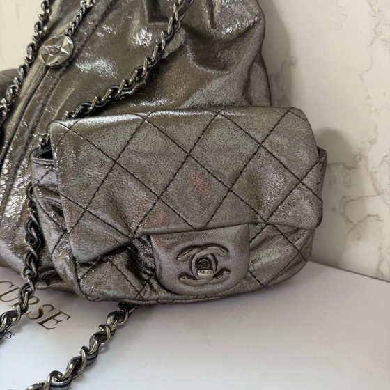 Chanel mini Mochila plateada metálica – Cristal, Modern (photo 8 of 15)
