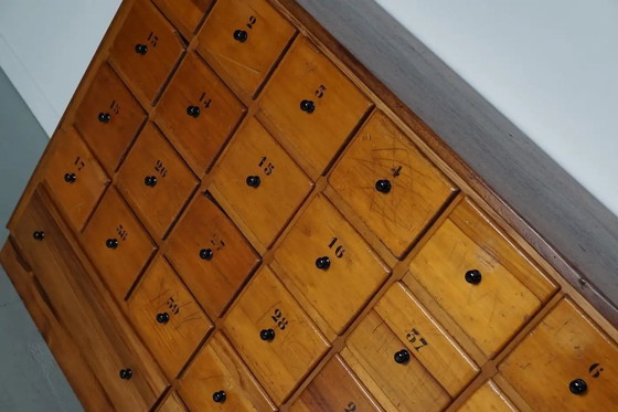 Image 1 of Grande armoire d'apothicaire / armoire d'école industrielle hollandaise en hêtre, milieu du XXe siècle